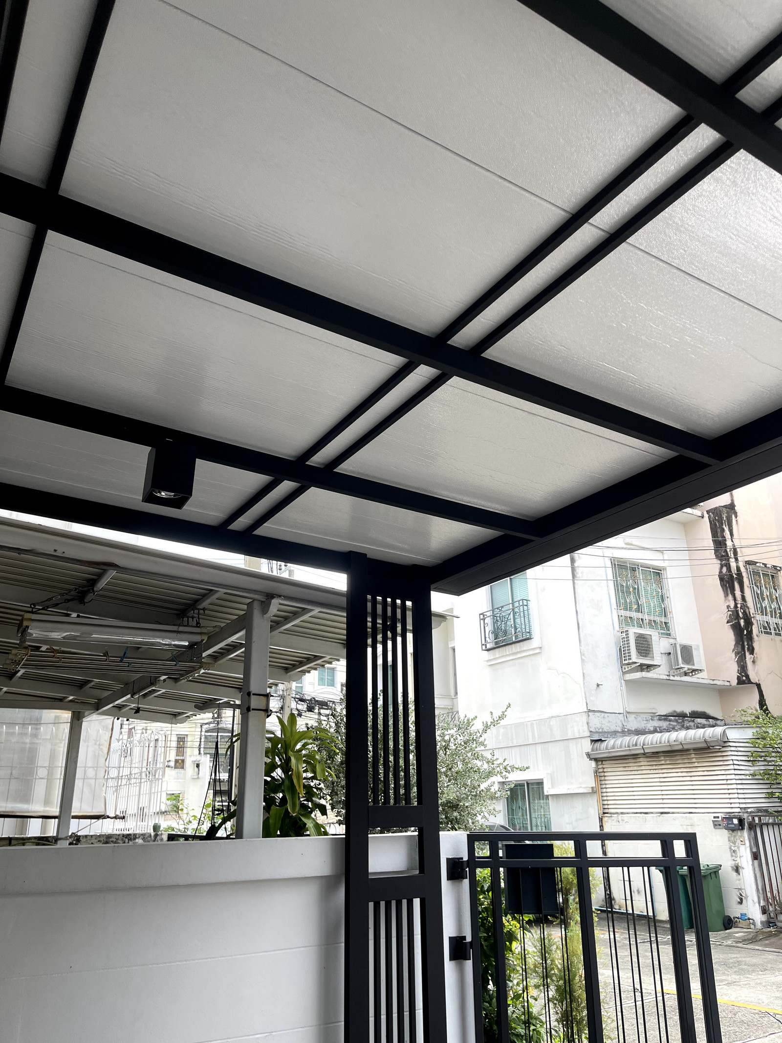 Townhouse for Sale: Baan Klang Muang Swiss Town, 3 Storeys, 3 Bed, 175 sq.m., Newly Renovated (PAH-01418) - Image 3
