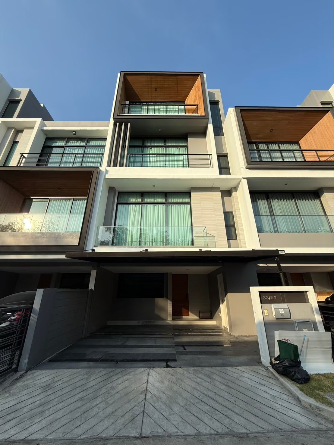 ให้เช่าหรือขายทาวน์เฮาส์ บ้านหรู Nirvana Define Srinakarin–Rama 9 3 ห้องนอน 230 ตร.ม.