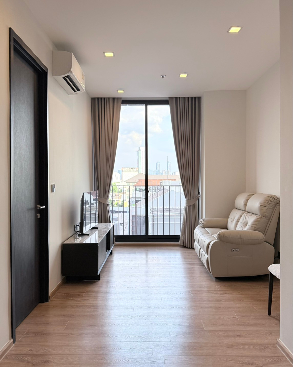 Condo for Rent or Sale 1 Bed Plus 42 sq.m. with Multipurpose Room, 90 m from BTS Ari, 2 Bedrooms