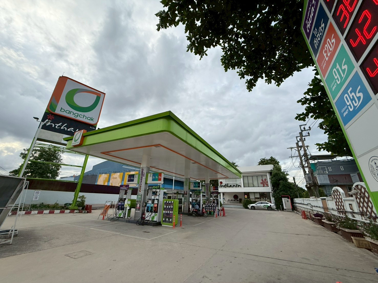 For Sale! Land with Tenant (Bangchak Petrol Station), on Krungthep Kreetha Road 23