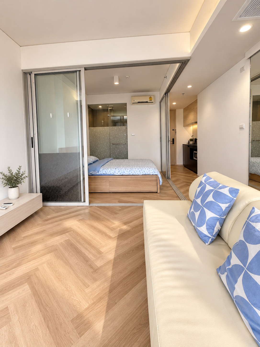 Urgent Condo Sale!! Bare Unit at Siamese Ratchakhru, Near BTS Ari and Sanam Pao, 1 Bedroom, 31 sqm