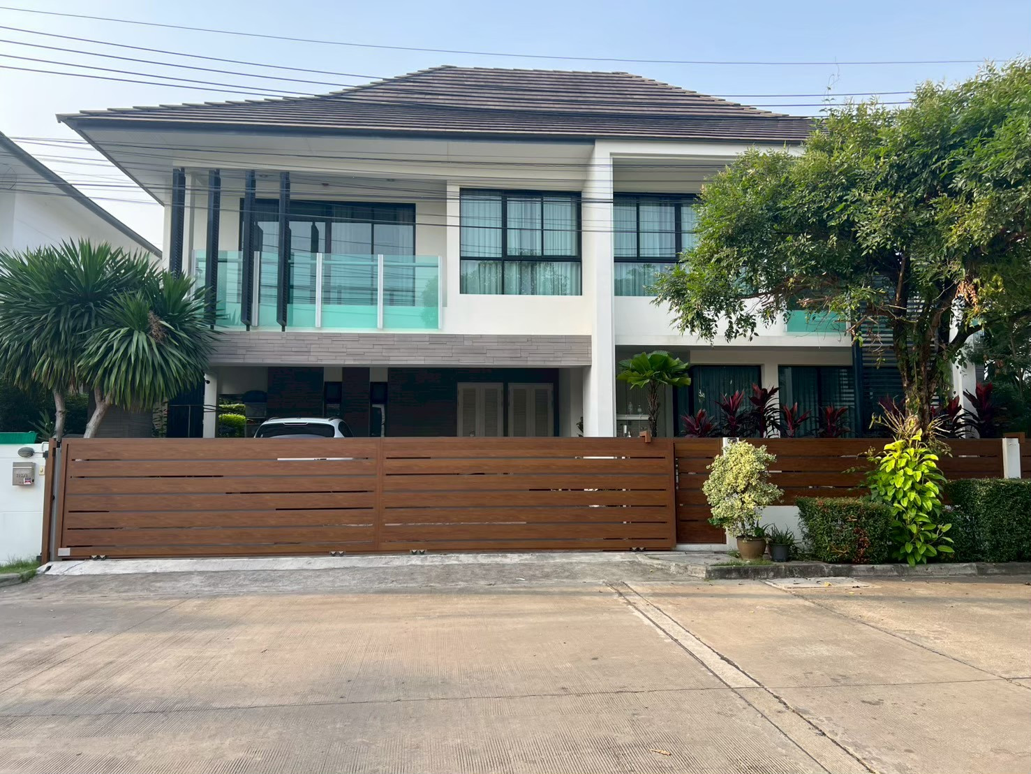 For Rent or Sale / For Rent: Detached House, Blue Lagoon 2 Bangna-Wongwaen, 390 sqm, 87 sq.wah, 4 Bedrooms, at Project Entrance