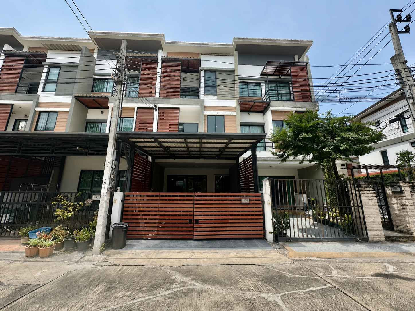 ขายทาวน์เฮาส์ ทาวน์โฮม 3 ชั้น 20 ตร.ว. พื้นที่ใช้สอย 160 ตรม. โครงการ The Idol 2 เพชรเกษม 68 แยก14 3 ห้องนอน