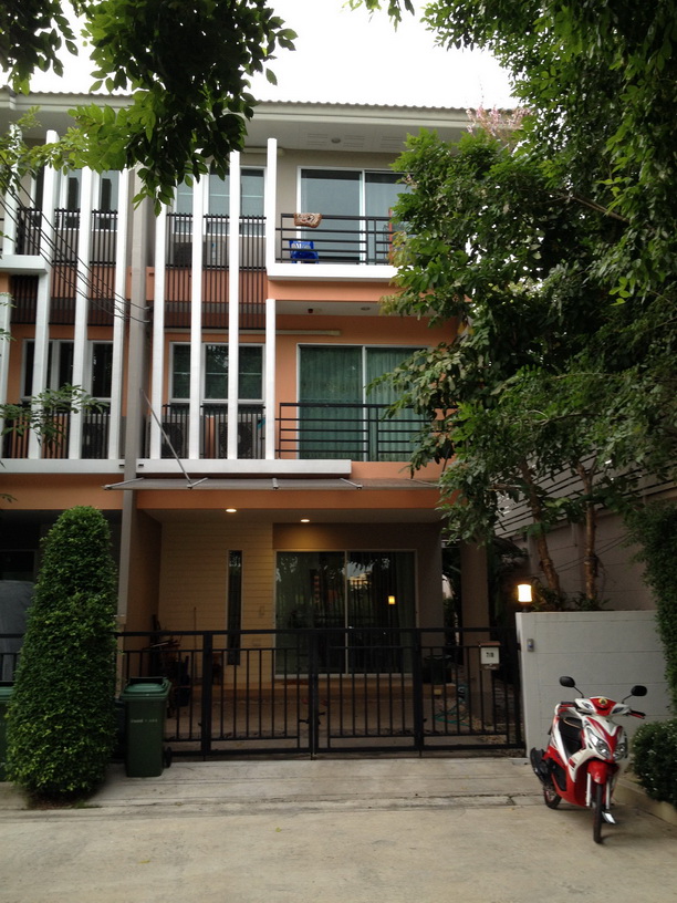 Townhouse for Sale, Agents Welcome: Home Behind Central Rama 2, 5-Minute Drive, 3 Bedrooms, 163 sq.m.