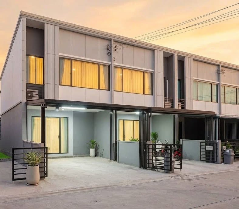 For Sale: Corner Townhouse PLENO Srinakarin-Theparak 2.99 Million (Reduced from 3.29 Million) 3 Bedrooms 106.85 sq.m.