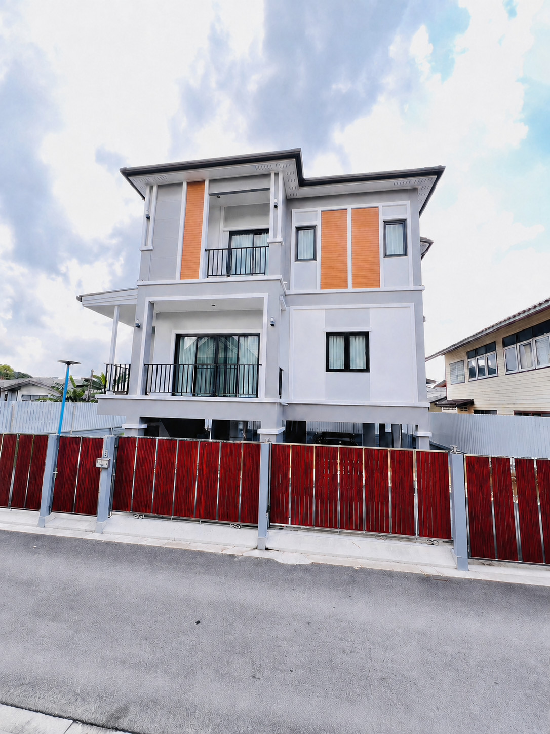 For Sale: Custom-Built Detached House Outside a Project, Like-New Condition, Great-Value Living Space, Close to the City, 4 Bedrooms, 260 sqm - Image 3
