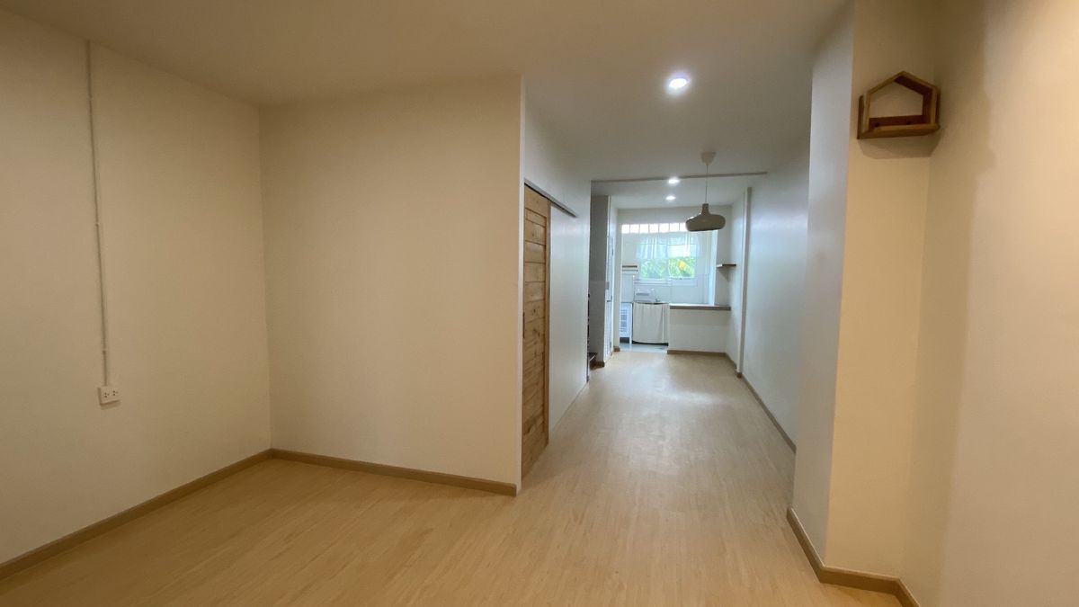 出售联排别墅 全屋翻新 16平方哇 2层 临主干道 前阳台满铺加建 2卧室 - Image 3