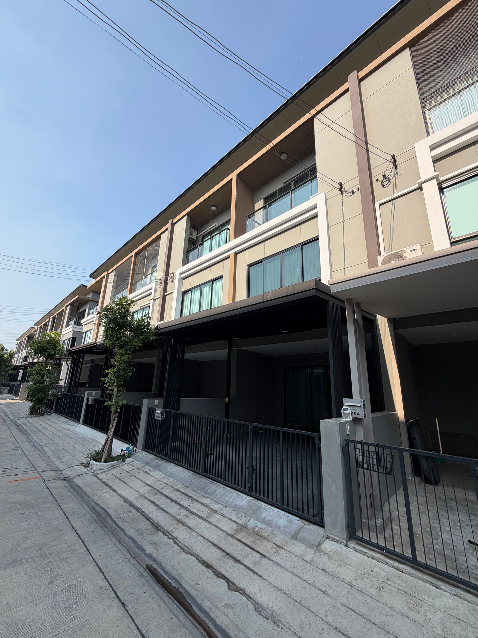 ขายทาวน์เฮาส์ ทาวน์โฮม 3 ชั้น พรีเมี่ยม เพลส พหลโยธิน - รามอินทรา ติดถนนเทพรักษ์ 4 ห้องนอน 200 ตร.ม. - Image 4