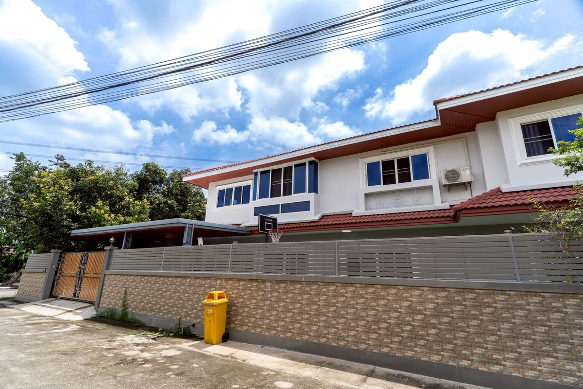 For Sale: Luxury 9-Room Mansion, Below Cost, 9 Bedrooms - Image 4