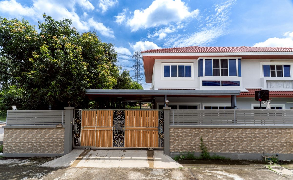 For Sale: Luxury 9-Room Mansion, Below Cost, 9 Bedrooms - Image 5