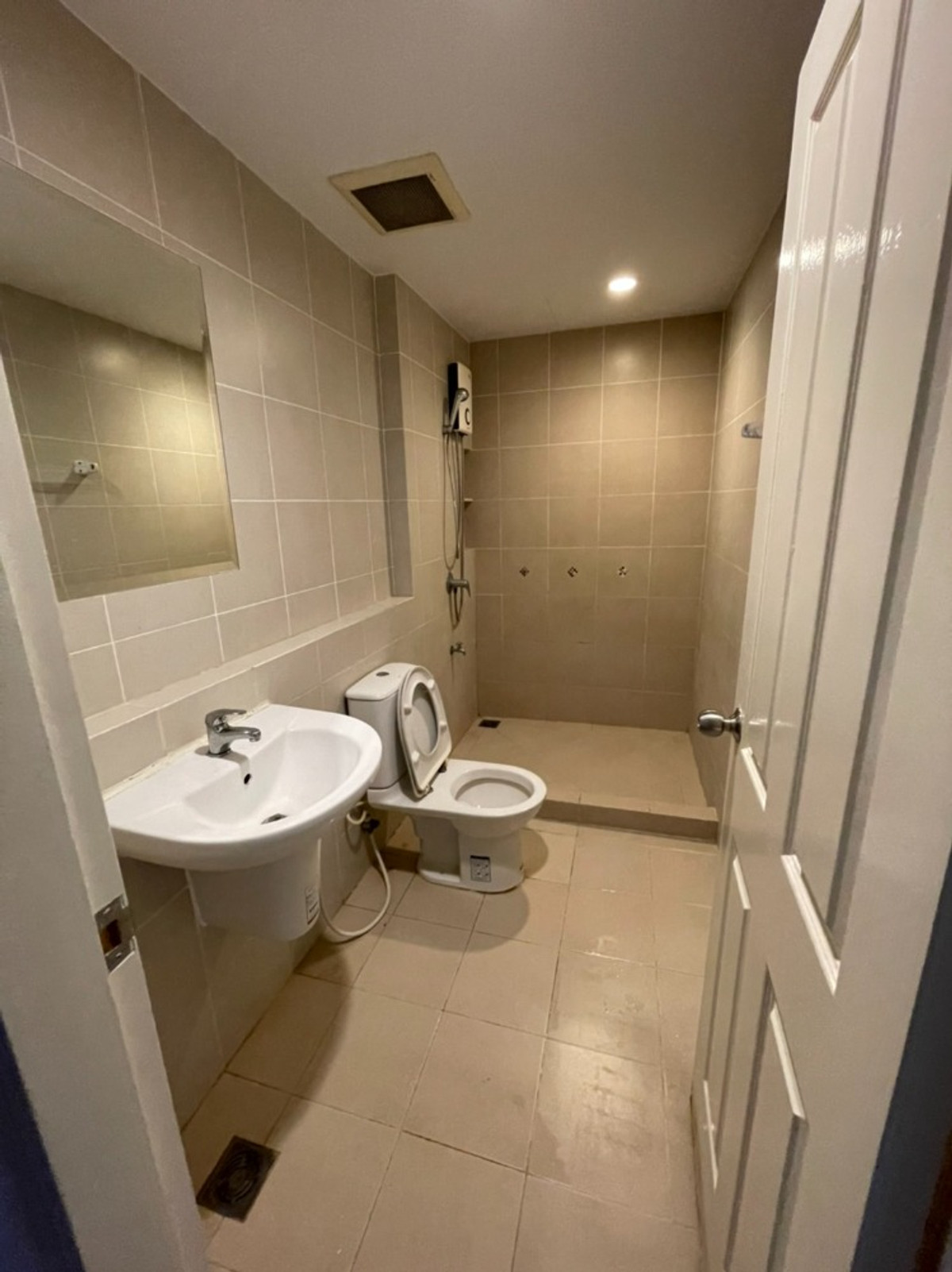 For Sale Townhouse: 2-Storey Townhome, 3 Bed 2 Bath, Baan Klang Muang, on Lat Krabang Road, Near Robinson and Paseo, 3 Bedrooms (PAH-01240) - Image 5