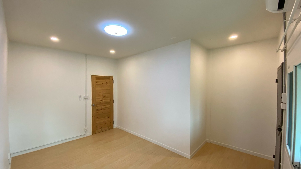 出售联排别墅 全屋翻新 16平方哇 2层 临主干道 前阳台满铺加建 2卧室 - Image 6