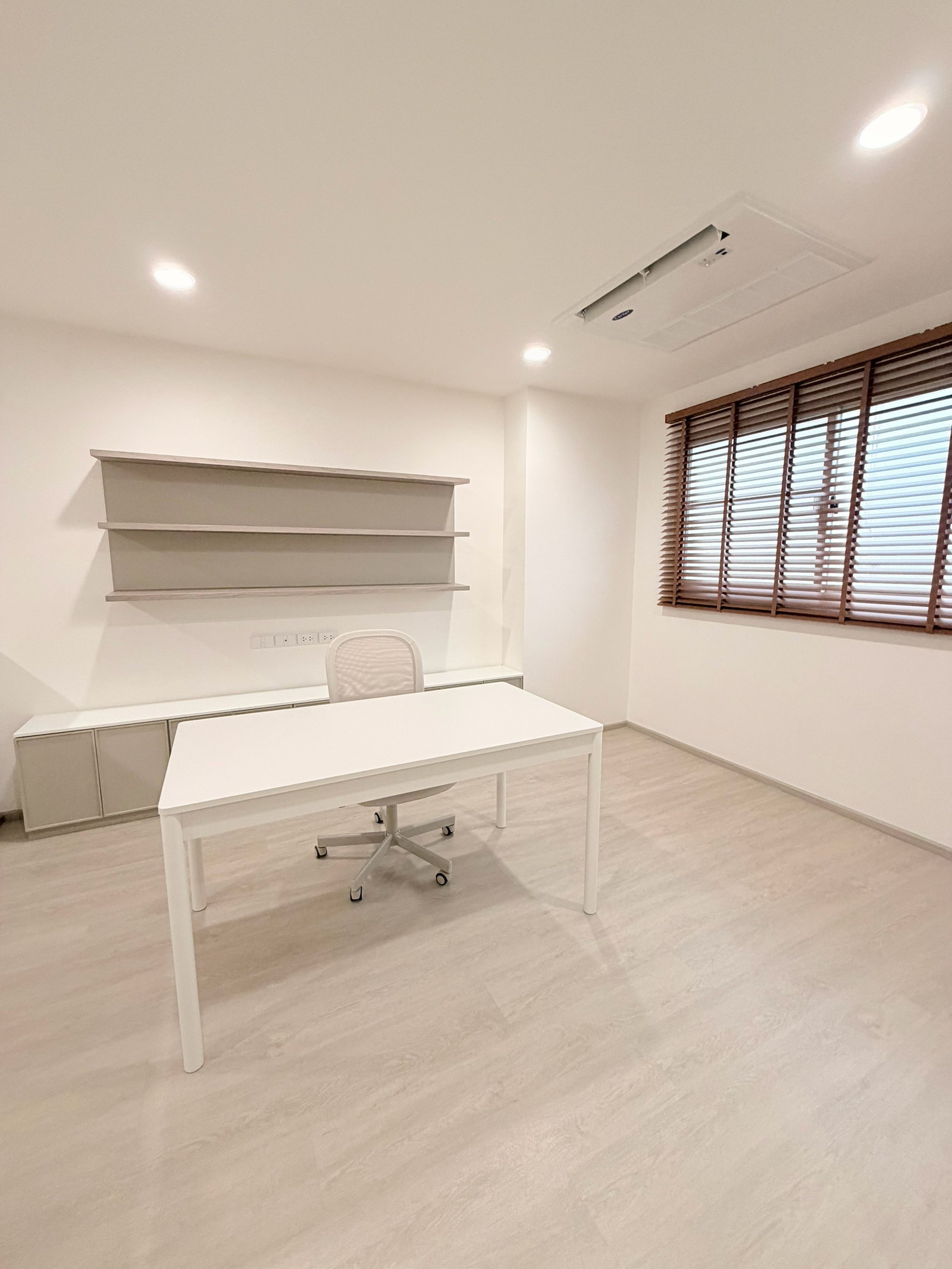 Townhouse for Rent: Luxury 3-Storey Townhome with Double Volume in the Heart of Krungthep Kreetha, Move-in Ready, 3 Bedrooms, 202 sq.m. - Image 7