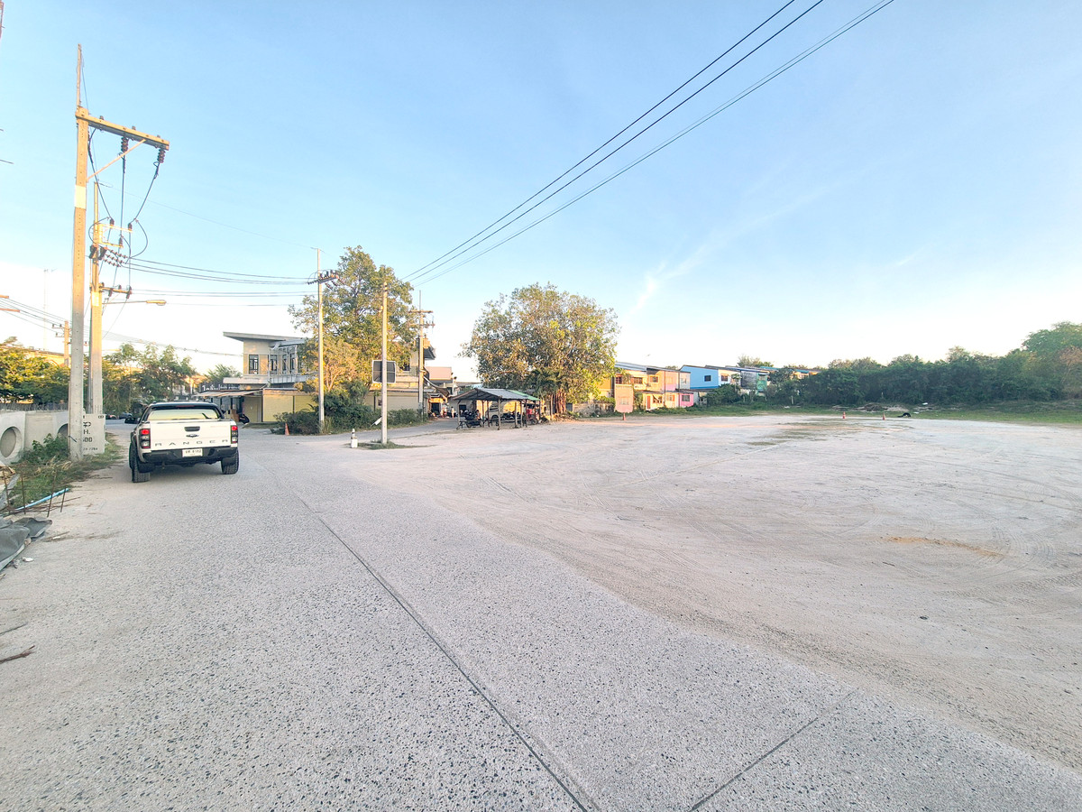 Land for sale, 3 rai, prime location in Ang Sila, near the sea, suitable for development projects - Image 9