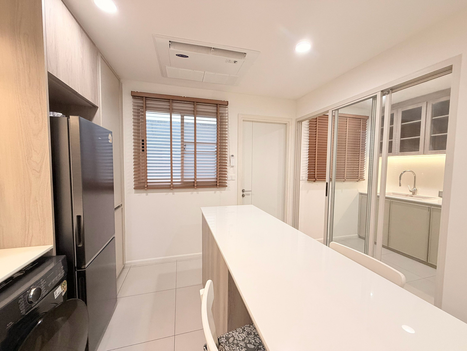 Townhouse for Rent: Luxury 3-Storey Townhome with Double Volume in the Heart of Krungthep Kreetha, Move-in Ready, 3 Bedrooms, 202 sq.m. - Image 9