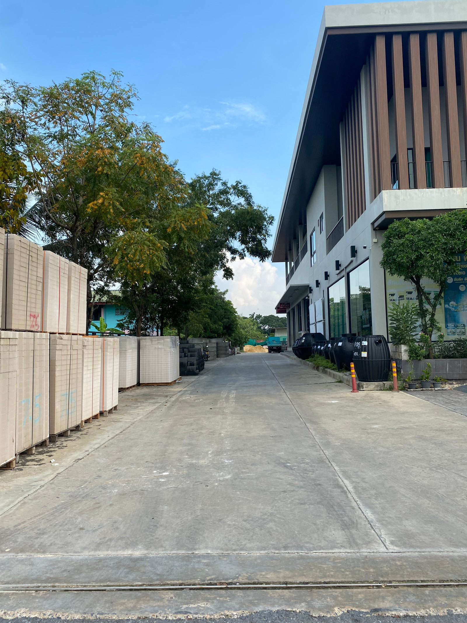 For Rent: 2-Storey Building, Commercial Building, Warehouse and Residence with 25.2 kWp Solar Cells on Land of 2 Rai, 4100 sq.m. - Image 9