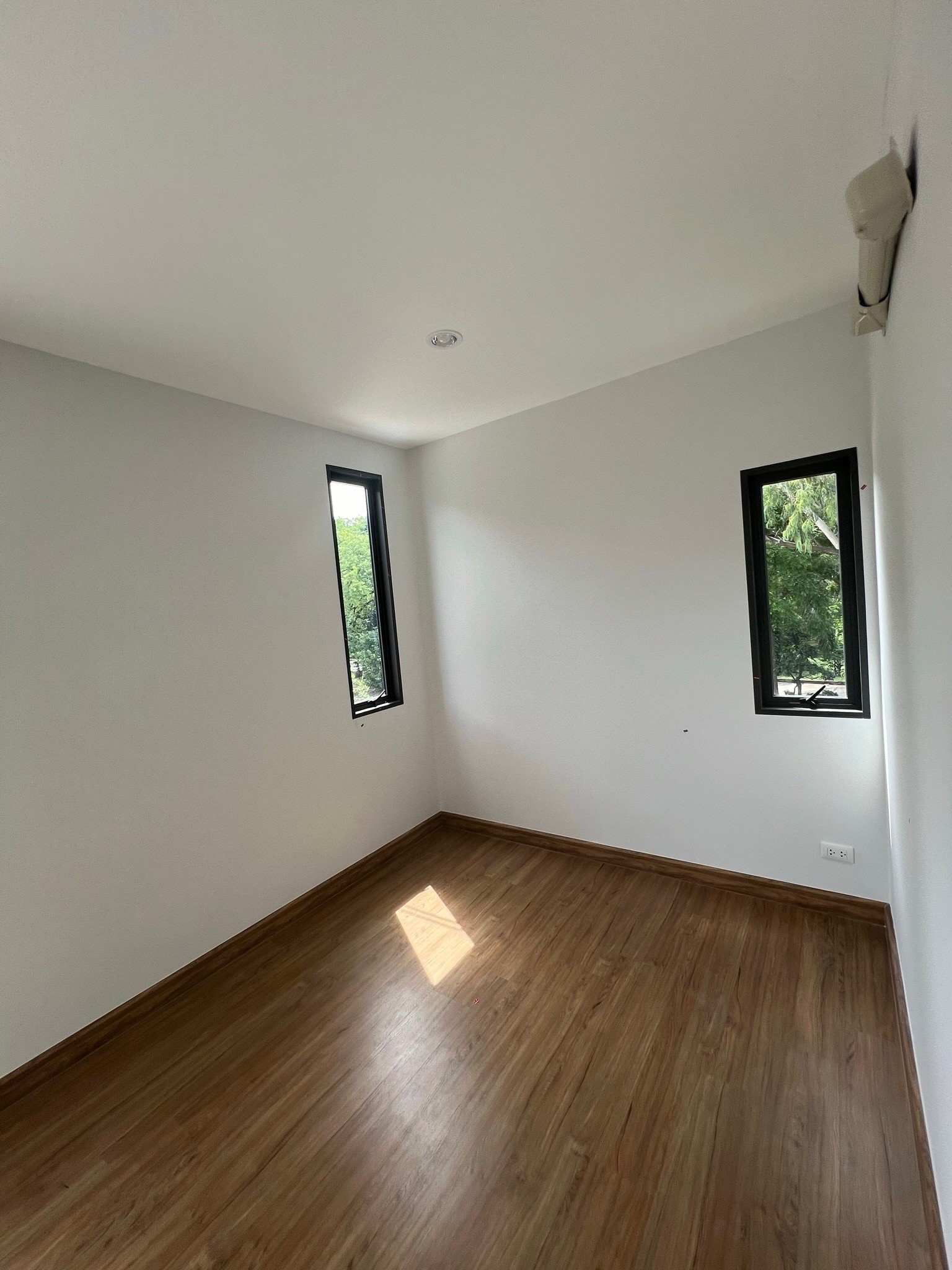 出售联排别墅:孟通附近3层联排,最里面的边户,加建满地块,最大户型,4卧室 - Image 9