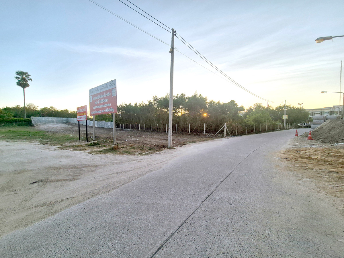 Land for sale, 3 rai, prime location in Ang Sila, near the sea, suitable for development projects - Image 10