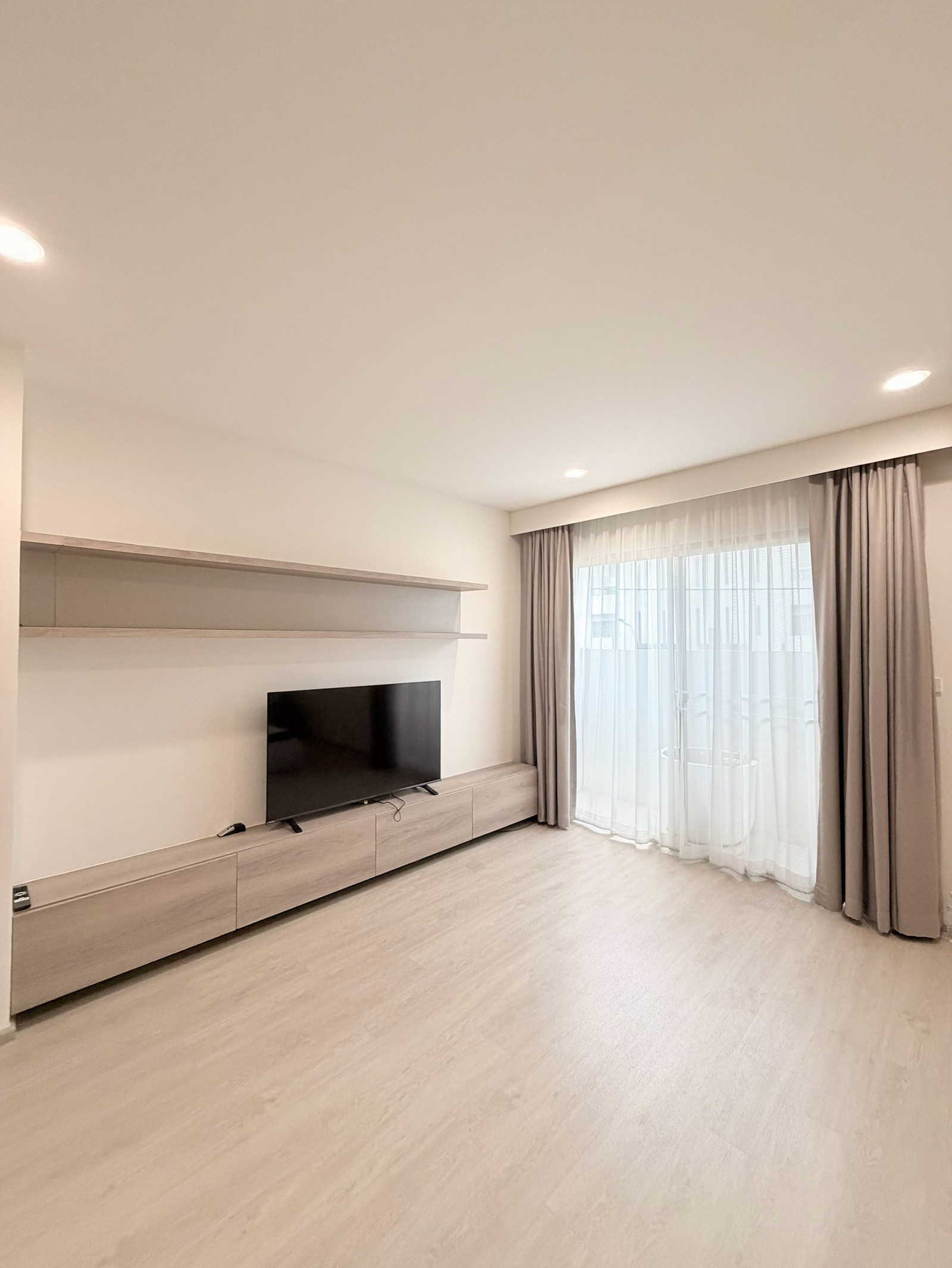 Townhouse for Rent: Luxury 3-Storey Townhome with Double Volume in the Heart of Krungthep Kreetha, Move-in Ready, 3 Bedrooms, 202 sq.m. - Image 10