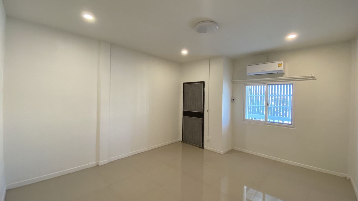 出售联排别墅 全屋翻新 16平方哇 2层 临主干道 前阳台满铺加建 2卧室 - Image 10