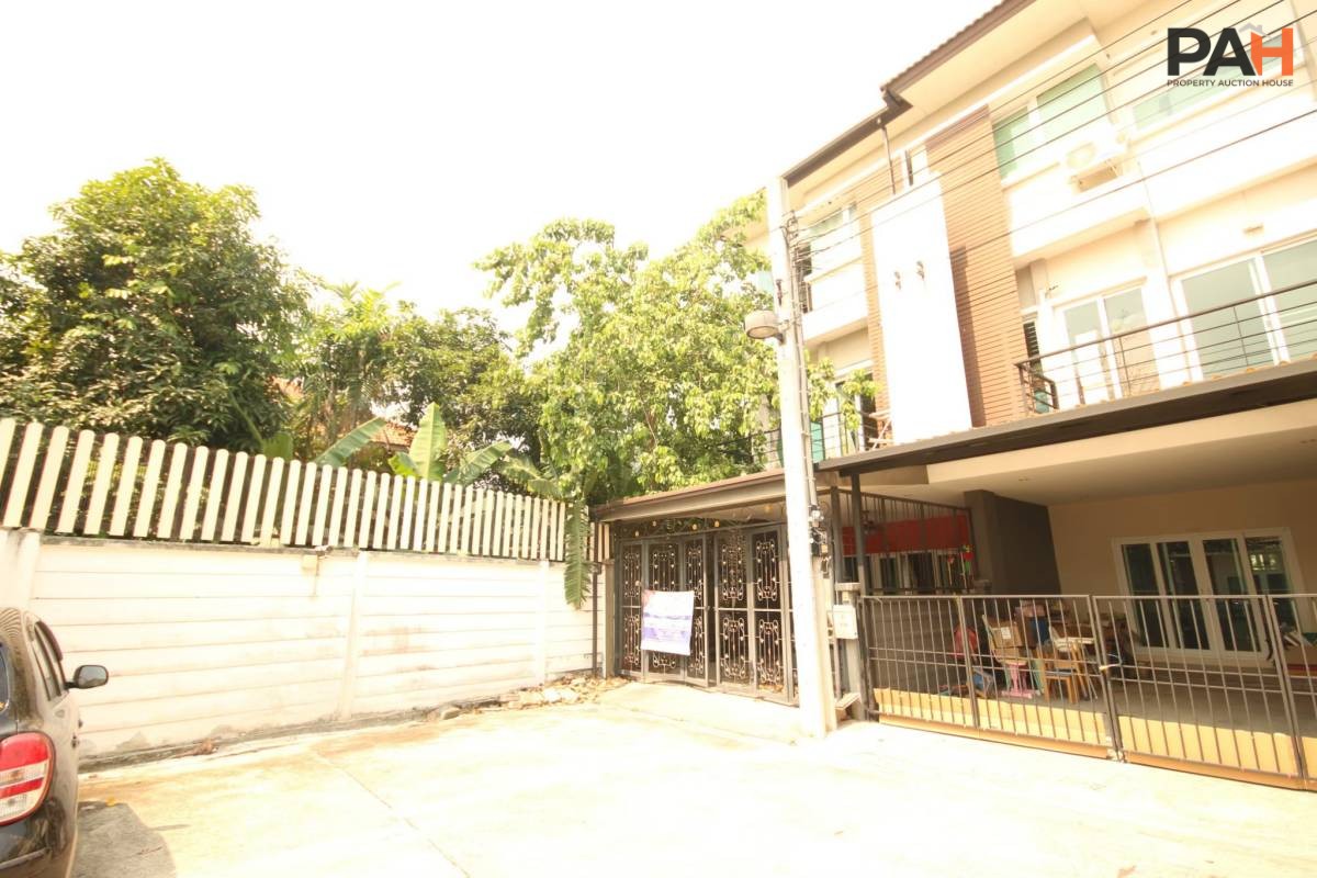 Townhouse in Mueang Nonthaburi - Image 6