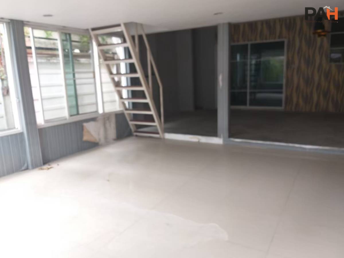 Townhouse in Mueang Nonthaburi - Image 10