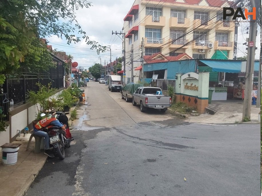 Semi-detached house in Mueang Nonthaburi - Image 4