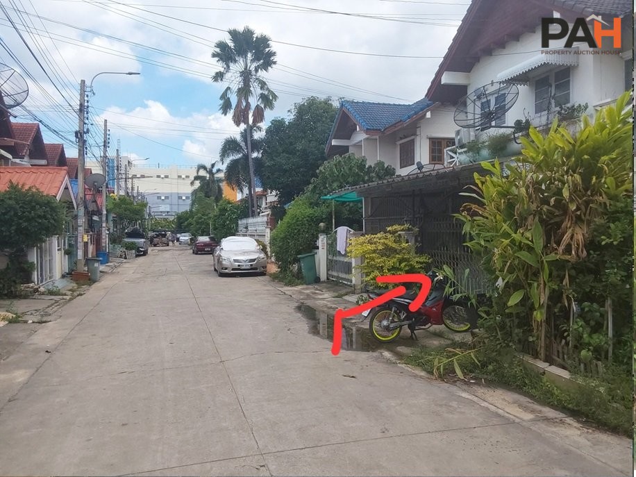 Semi-detached house in Mueang Nonthaburi - Image 5
