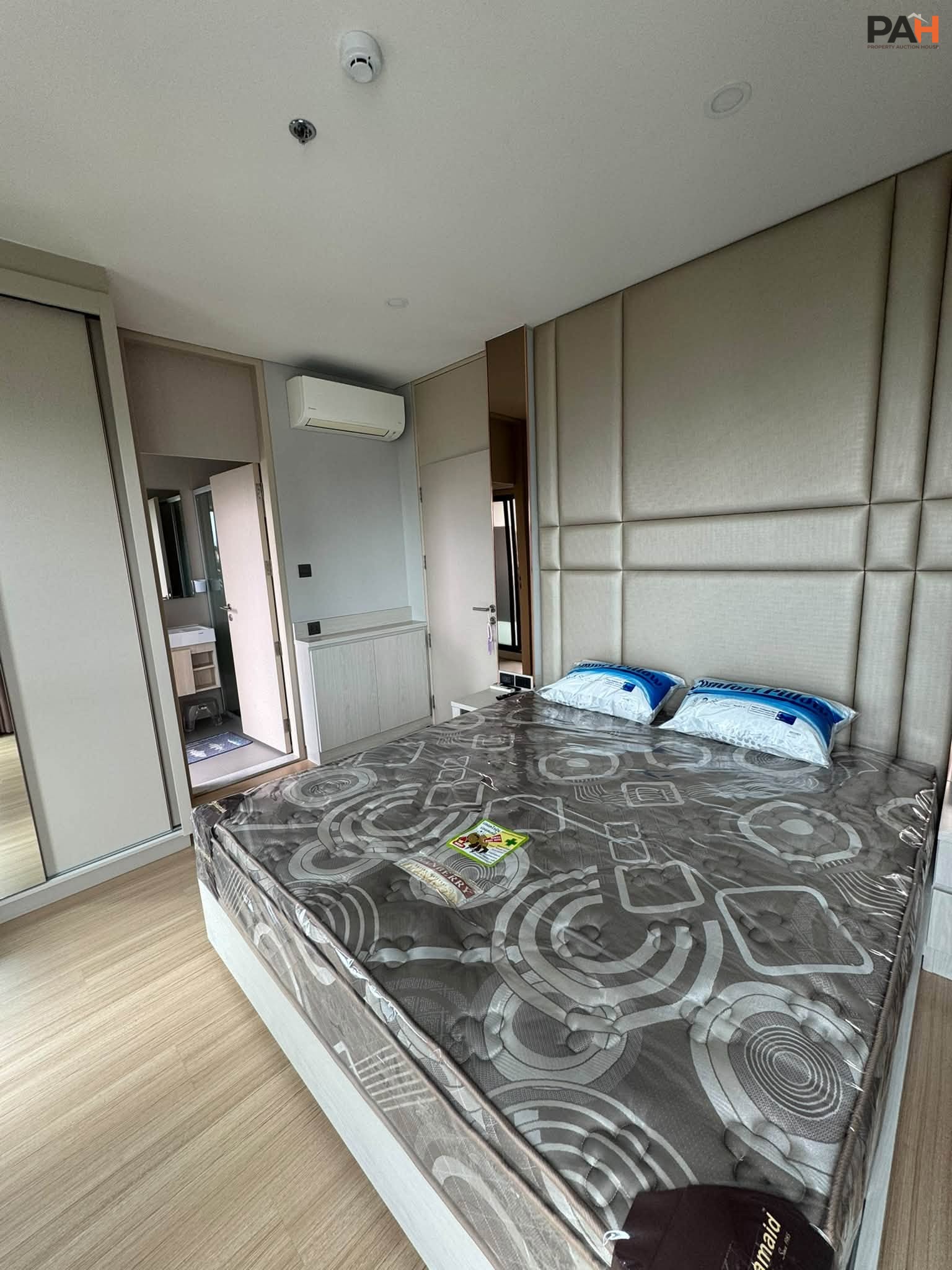 ✨ 36,000 / month. For rent / sale: "Lumpini Suite Petchburi-Makkasan" Condo ✨ - Image 8